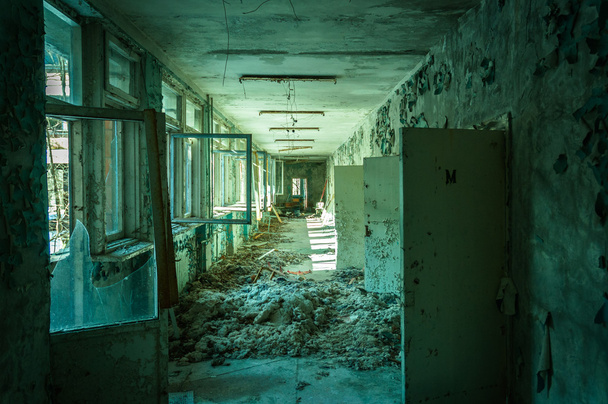 Abandoned corridor in pripyat school 2012 - Foto, imagen