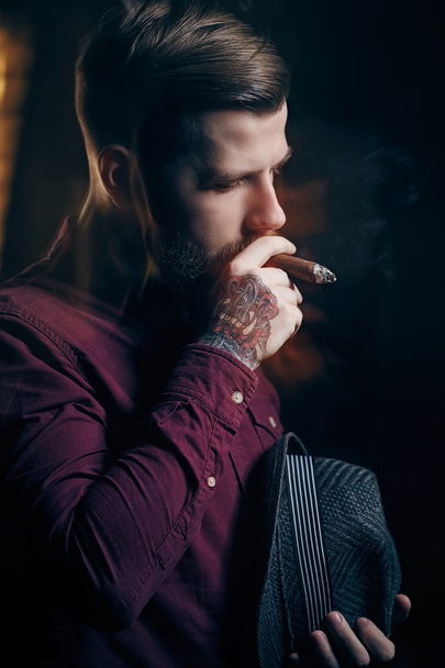 Γενειοφόρος άνδρας, καπνίζοντας ένα πούρο - Φωτογραφία, εικόνα