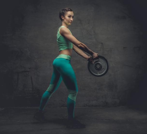 спортивная женщина в лазурной спортивной одежде
 - Фото, изображение