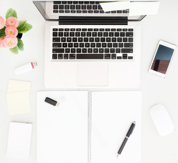 Pohled shora na pracovní stůl s laptop a kancelářské vybavení - Fotografie, Obrázek