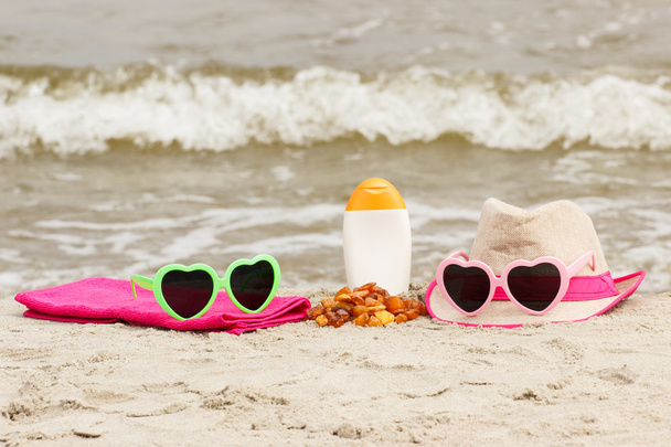 オレンジ色の石や砂のビーチ、太陽の保護、夏の休暇のためのアクセサリー - 写真・画像