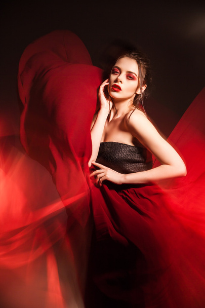 Belle jeune femme en robe rouge agitant
 - Photo, image