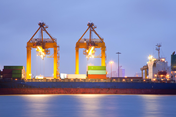 Navire cargo dans le port au crépuscule
 - Photo, image