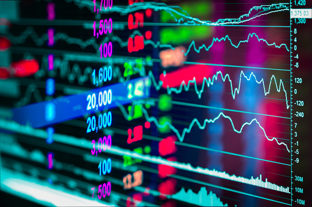 Dati finanziari su un monitor, candela bastone grafico del mercato azionario
 , - Foto, immagini