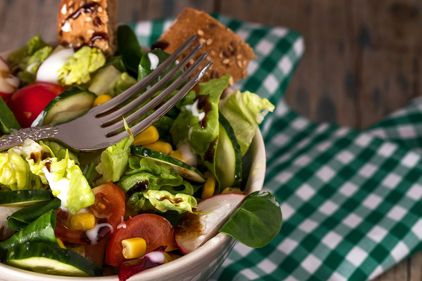 Close-up of fresh salad in bowl - Valokuva, kuva