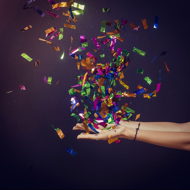 Час вечірки руки з великою кількістю барвистих конфетті
 - Фото, зображення
