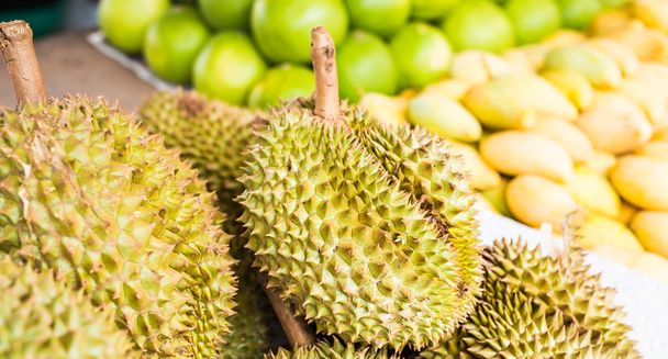 Durian στην αγορά. - Φωτογραφία, εικόνα