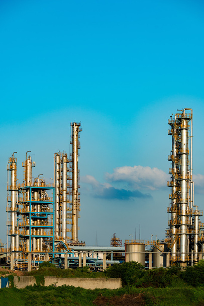 Petrochemische Anlage mit blauem Himmel - Foto, Bild