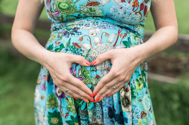 Vientre de la mujer embarazada
 - Foto, imagen