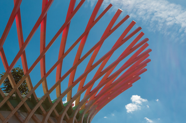 Estructura curvada de madera: Edificio con diseño arquitectónico moderno
 - Foto, imagen