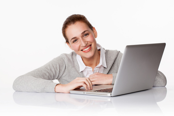 красивая 20-летняя деловая девушка или студентка с помощью компьютера
 - Фото, изображение