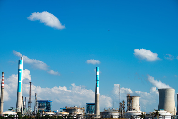 impianto petrolchimico con cielo blu - Foto, immagini