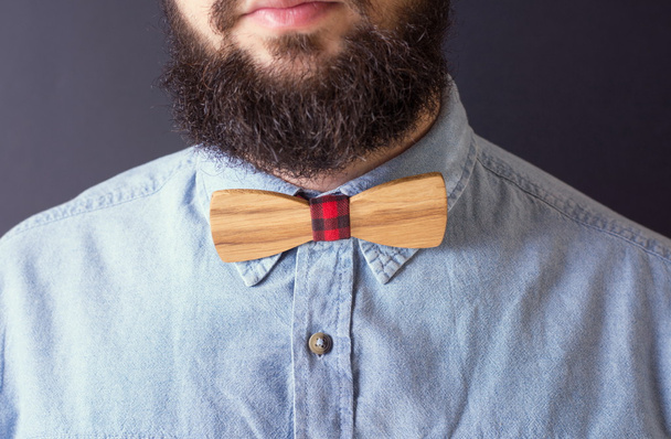 Homem barbudo com um laço de madeira
 - Foto, Imagem