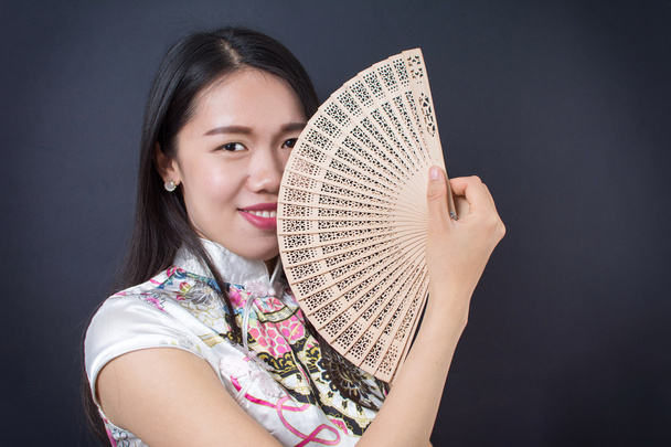Όμορφη γυναίκα της Ασίας με έναν ανεμιστήρα το χέρι - Φωτογραφία, εικόνα