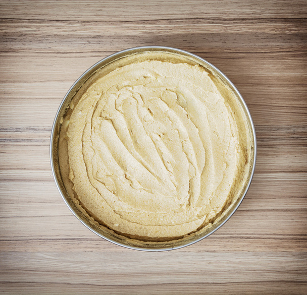 Контейнер из сладкого пирога с карамельным кремом, приготовление торта
 - Фото, изображение