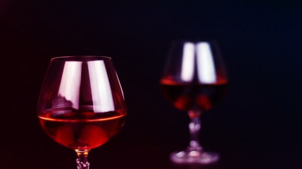 Bottiglia di brandy e bicchiere da brandy su sfondo nero
 - Filmati, video