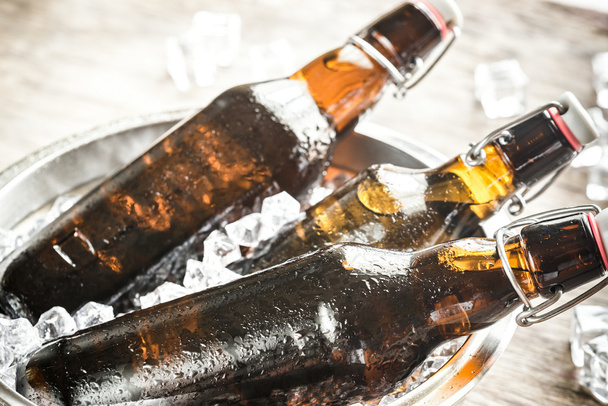 Garrafas de cerveja em cubos de gelo
 - Foto, Imagem