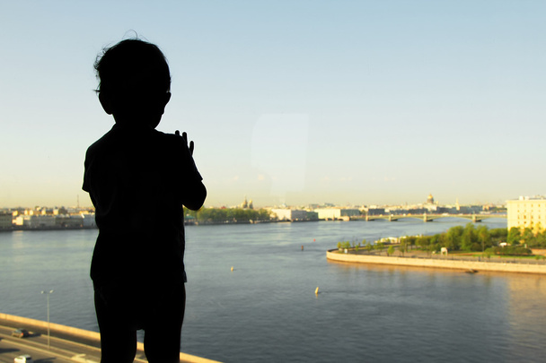 silueta de un niño en la ventana con un San Petersburgo. Rusia
 - Foto, imagen