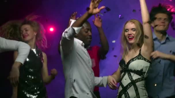 Κορίτσι που χορεύει με την αφρικανική αμερικανική άνθρωπος στο κόμμα. Αργή κίνηση - Πλάνα, βίντεο