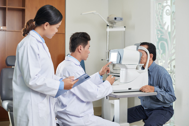 oftalmologo che controlla la vista
 - Foto, immagini