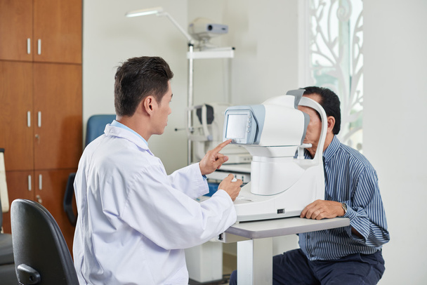 Optométriste examinant le patient
 - Photo, image