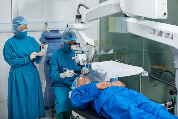 Cirujano realizando operación en ojo
 - Foto, Imagen