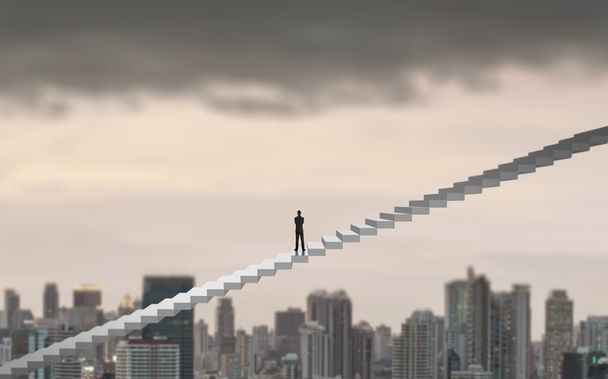 Homme d'affaires grimpant sur une échelle au-dessus d'une ville tournée vers l'avenir, concept de leadership
 - Photo, image