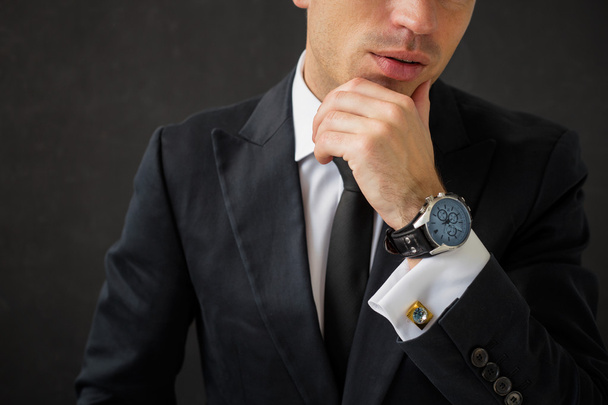 Üzleti ember rögzítő ing ujja  - Fotó, kép
