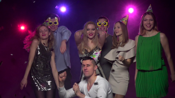 Lányok és a fiúk tánc party keretében csillogó konfetti. Lassú mozgás - Felvétel, videó