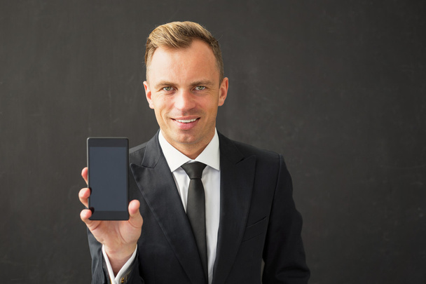 hombre de negocios sosteniendo smartphone
  - Foto, Imagen