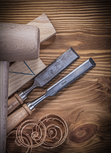 Dřevěné kladivo cihly plochá dláta zvlněné hobliny na vinobraní woo - Fotografie, Obrázek