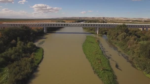 Közeledik a modern vonat híd az ebro-folyó - Felvétel, videó