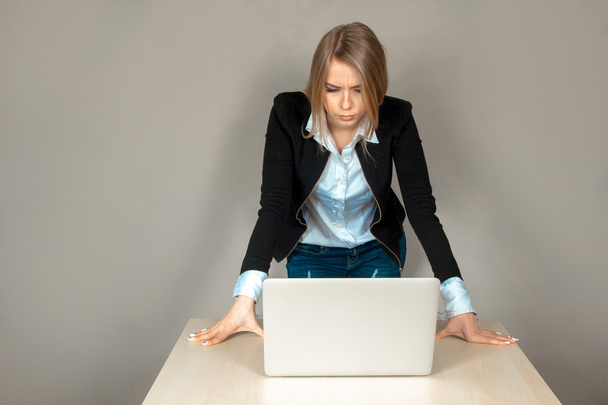 woman working on laptop - Фото, зображення