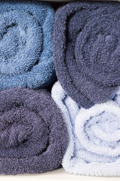 toczenia niebieski ręcznik na półce białe - Zdjęcie, obraz