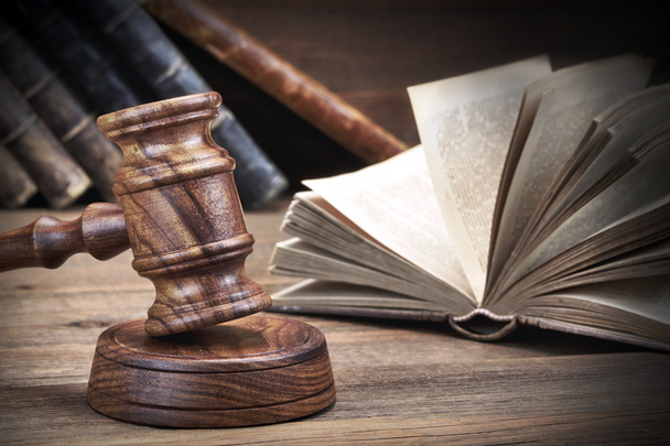 Houten rechters hamer en oude wetboeken op houten achtergrond - Foto, afbeelding