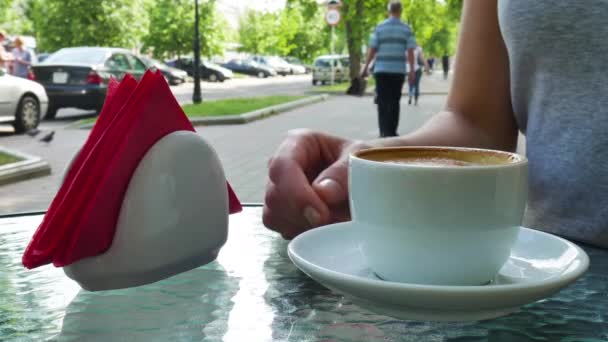 女性コーヒーを飲みます。メガネの近隣カップ - 映像、動画