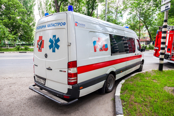 Ambulance car parked up in the street. Text in russian: "Emergen - Foto, afbeelding