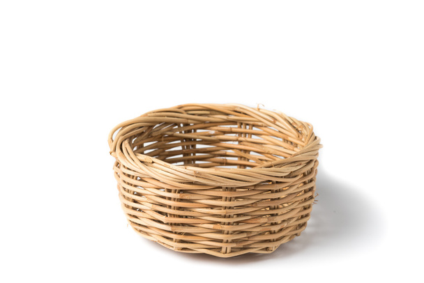 Vintage cesta de mimbre tejido aislado sobre fondo blanco - Foto, imagen
