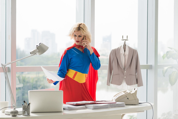 Wütende Superfrau liest Dokument - Foto, Bild
