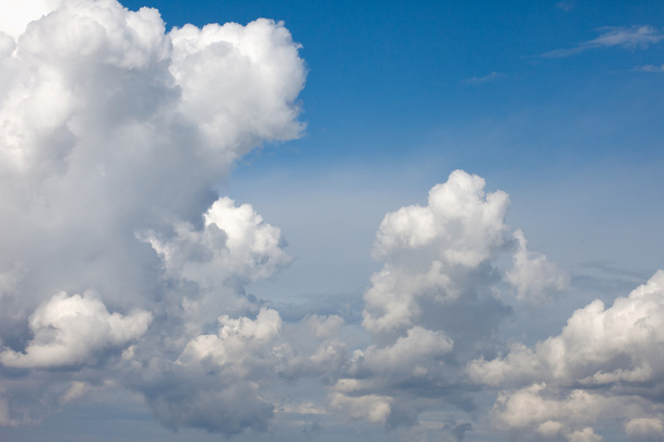 Biały chmury Cumulus na tle ciemnoniebieskiego nieba - Zdjęcie, obraz