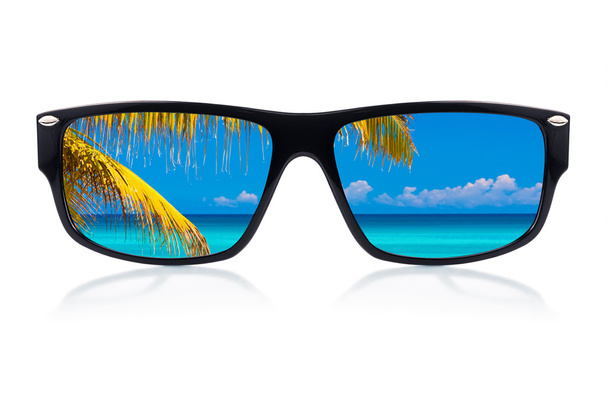 Sunglasses with reflections of a tropical beach - Φωτογραφία, εικόνα