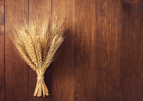 ears of wheat on wood - Foto, Imagen