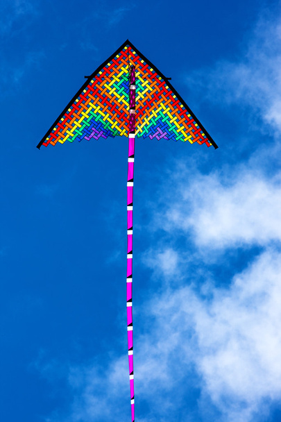 воздушные змеи цвета в голубом небе
 - Фото, изображение