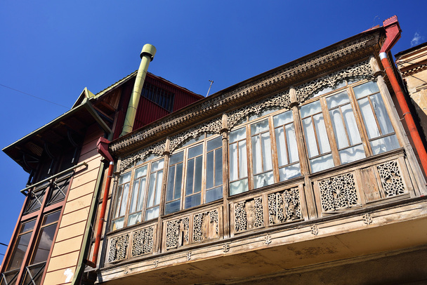 Барвисті балкон з різьбленими дерев'яними вставками. Тбілісі туристичних Cen - Фото, зображення