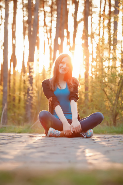 Lovely girl walks in the park at sunset. Warm toning - Foto, afbeelding