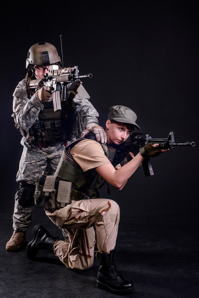 Мужчина и женщина-солдат
 - Фото, изображение