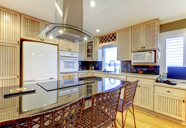 helle, gemütliche Küche mit beigen Schränken und weißer Decke - Foto, Bild