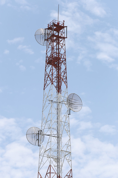 Antenne voor telefonische communicatie in heldere hemel overdag. - Foto, afbeelding