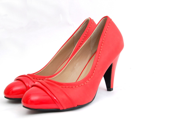 Червоне жіноче взуття на білому тлі
. - Фото, зображення
