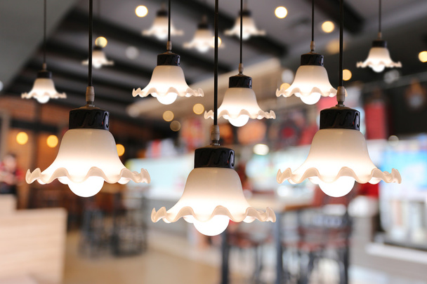 カフェで温かみのある照明モダンなシーリング ランプ. - 写真・画像